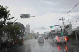 Chuva forte registrada na Rua Bahia em Campo Grande (Foto: Paulo Francis)