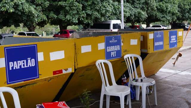 No 1&ordm; dia, drive-thru oferta adubo e plantas em troca de itens recicl&aacute;veis