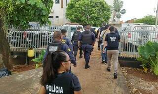 Policiais deixam delegacia em novo dia de buscas a preso que fugiu da UPA (Foto: Adilson Domingos)