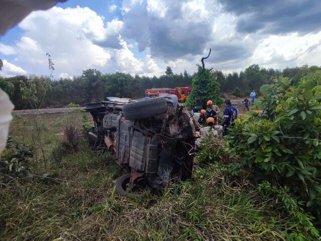 Motorista perde controle da dire&ccedil;&atilde;o e capota caminhonete em rodovia