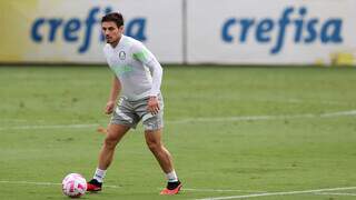 Raphael Veiga domina a bola e observa posicionamento dos companheiros em treino (Foto: Cesar Greco/SEP)