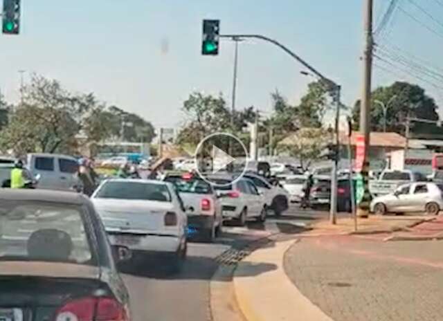 Acidente congestiona rotat&oacute;ria e motoristas pedem viaduto para resolver problema