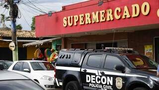 Viatura da Decon em frente ao supermercado, no Santo Antônio (Foto: Alex Machado)