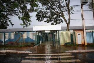 Fachada da Escola Municipal Hilda de Souza Ferreira, localizada na Rua Mangabeira, no bairro Coophatrabalho (Foto: Paulo Francis)