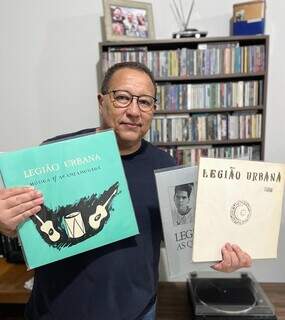O jornalista Rogério Vidmantas com sua coleção de discos da Legião Urbana (Foto: Arquivo Pessoal)