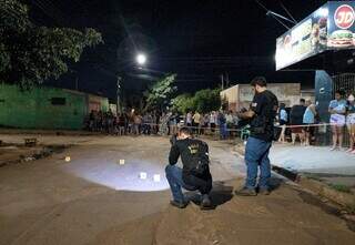 Moradores acompanham trabalho da polícia no local de execução (Foto: Osmar Daniel)