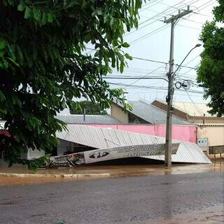 No bairro Nova Campo Grande, uma estrutura da fachada de uma marmitaria foi derrubada pela chuva (Foto: Direto das Ruas)