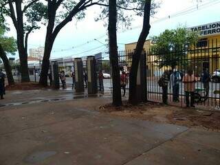 Funcionário da administração da praça fechou portões (Foto: Gennifer Valeriano)