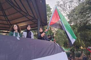 Sondos (no meio) sobe no coreto da Praça Ary Coelho para pedir solidariedade à Palestina (Foto: Alison Silva)