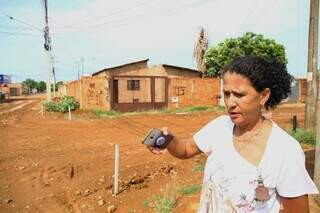 Moradora reclama de obras no Caiobá II e da demora por pavimentação (Foto: Paulo Francis)