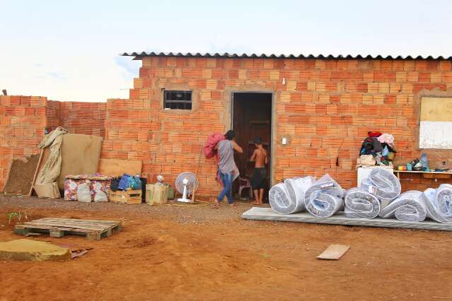 Dia seguinte ao temporal &eacute; de reconstru&ccedil;&atilde;o para fam&iacute;lia no Village Vit&oacute;ria 