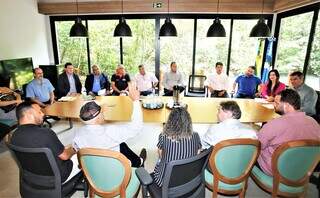 Mesa de reunião da sala de reunião no receptivo do Parque Prosa do governo do Estado, com a presença de representantes do setor da pesca, prefeitos, deputados e o governador (Foto: Saul Schramm)