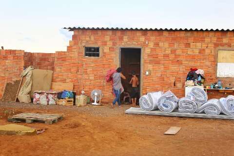 Dia seguinte ao temporal é de reconstrução para família no Village Vitória 