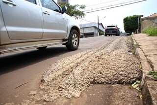 Concreto incrustado no asfalto da Rua Paraíba, no Jardim dos Estados. (Foto: Paulo Francis)