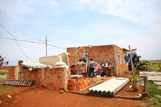 Temporal destelha casas e deixa fam&iacute;lias desabrigadas no Village Vit&oacute;ria