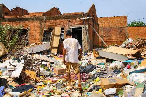 No Caiobá, "acumulador assumido" não vê problema em transformar quintal em lixão