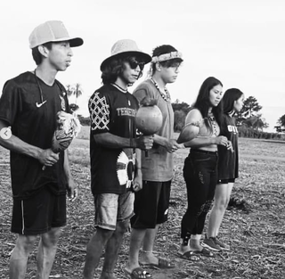 Jovens indígenas guarani-kaiowá em momento de reza para divulgar o encontro da juventude realizado neste mês (Foto: Instagram)