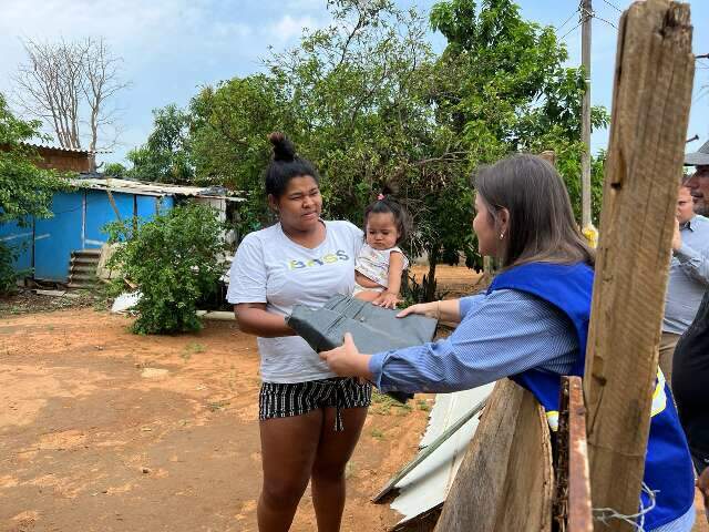 Ap&oacute;s preju&iacute;zo com chuvas, moradores recebem lonas e cestas b&aacute;sicas