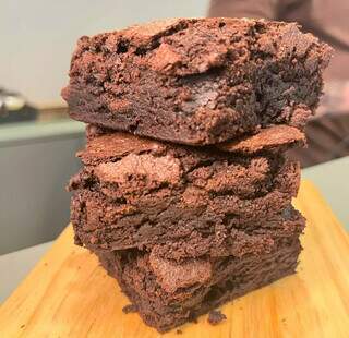 Brownie tradicional, feito com chocolate belga, sai a R$ 10 (Foto: Divulgação/Cazam)