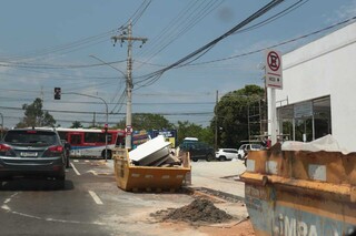 Obra perto da rua Joaquim Murtinho tem até caçamba na faixa amarela. (Foto: Marcos Maluf)