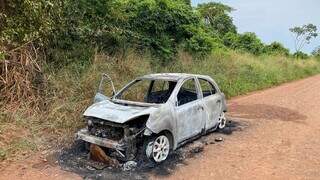 Carro foi destruído pelo fogo (Foto: Antonio Bispo)