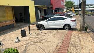 Fiação caída no meio da calçada, em estabelecimento na Rua Ceará (Foto: Direto das Ruas)