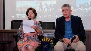 Lê a carta a vice-presidente da Academia Sul-mato-grossense de Letras e ex-senadora Marisa Serrano (Foto: Alex Machado)