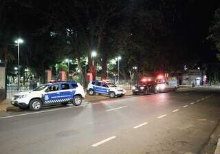 Viaturas da Guarda Civil Metropolitana na Praça Ary Coelho, em Campo Grande. (Foto: Osmar Daniel)