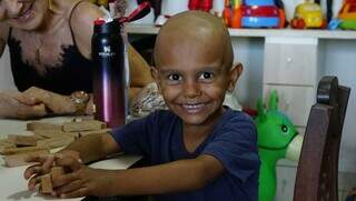 Em Campo Grande, Pietro faz quimioterapia para tratar câncer. (Foto: Alex Machado)