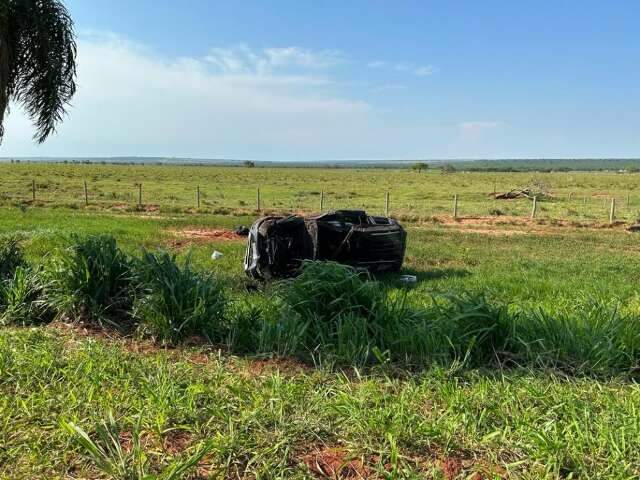 Policial aposentado e esposa morrem &agrave;s margens da BR-267 em capotagem