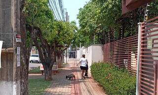 Sem celular e energia, Rafaela resolveu passear com o filho e cachorro (Foto: Izabela Cavalcanti)