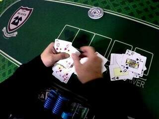 Crupiê distribui cartaz em torneio de pôquer (Foto: Campo Grande News/Arquivo)