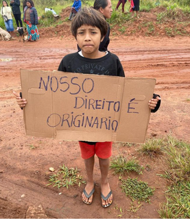 Desde criança indígenas são submetidos a situação de conflitos de terras e lutas por direitos básicos (Foto: Instagram)