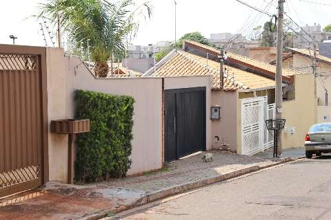 Inquilino “misterioso” ocupa casa onde polícia achou “depósito” do jogo do bicho