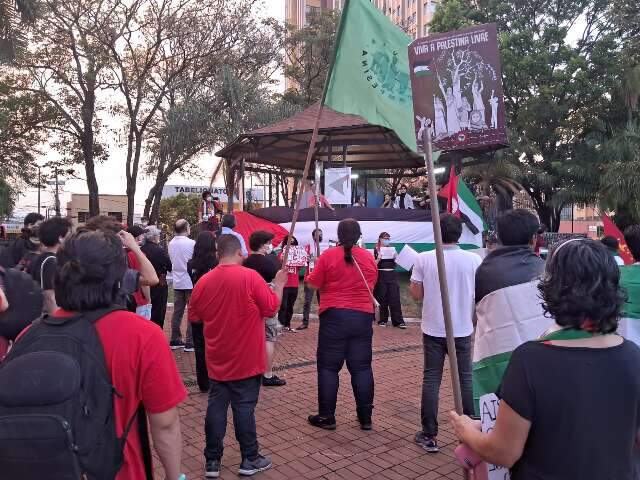 Com cartazes e bandeiras, manifestantes fazem ato solid&aacute;rio ao povo palestino