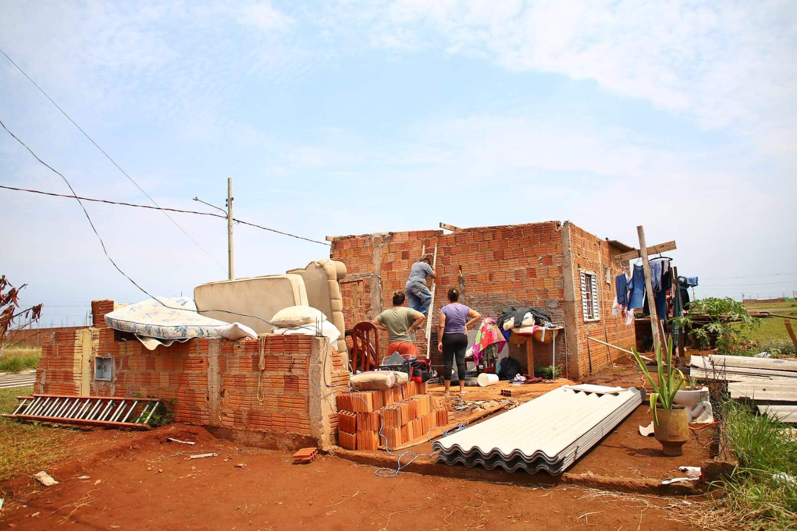 Temporal destelha casas e deixa famílias desabrigadas no Village Vitória