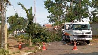 Equipe da Energisa no Tiradentes, um dos 36 bairros afetados no temporal (Foto: Izabela Cavalcanti)