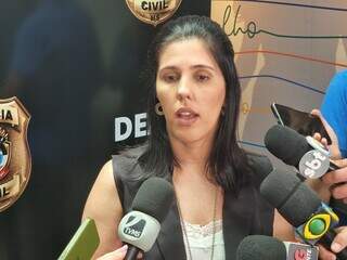 Delegada Analu, responsável pelo caso, durante coletiva de imprensa hoje (Foto: Bruna Marques)