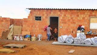 Família recebeu colchões e telhas em moradia no Village Vitória (Foto: Paulo Francis) 