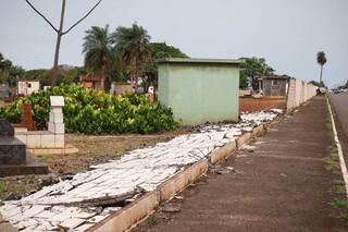 Muro de cemitério municipal caiu devido aos fortes ventos, na Capital (Henrique Kawaminami)