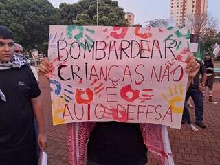 Manifestante leva cartaz à protesto pró-Palestina, na Praça Ary Coelho, em Campo Grande (Foto: Norberto Liberator)