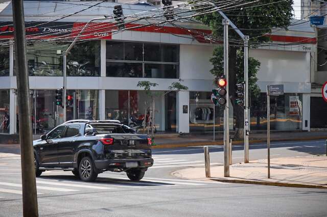 &quot;Vai acontecer acidente feio&quot;: sem&aacute;foro superior desligado confunde motoristas