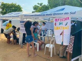 Comunidade participando dos serviços oferecidos pela universidade, secretarias e entidades (Foto: Paula Maciulevicius)