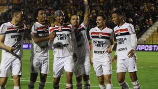 Guilherme Madruga comemora gol da vitória com colegas de time. (Foto: A. Dias/Botafogo-SP)