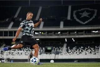 Meio-campo Marlon Freitas em treino no estádio do Botafogo, ontem (Foto: Vitor Silva/Botafogo)