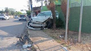 Caminhonete invade contram&atilde;o e destr&oacute;i carro e muro