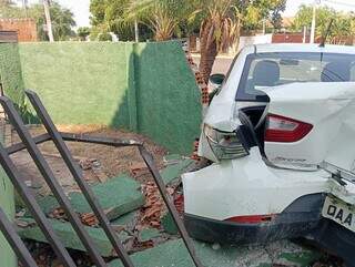 Caminhonete invade contram&atilde;o e destr&oacute;i carro e muro