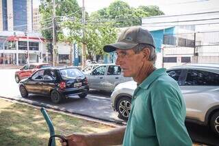 Idenir Rodrigues, 64, está no cruzamento vendendo água desde 9h (Foto: Henrique Kawaminami)