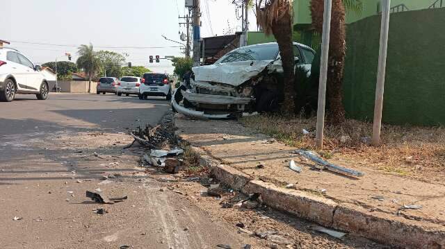 Motorista de caminhonete que destruiu carro estacionado estava b&ecirc;bado 