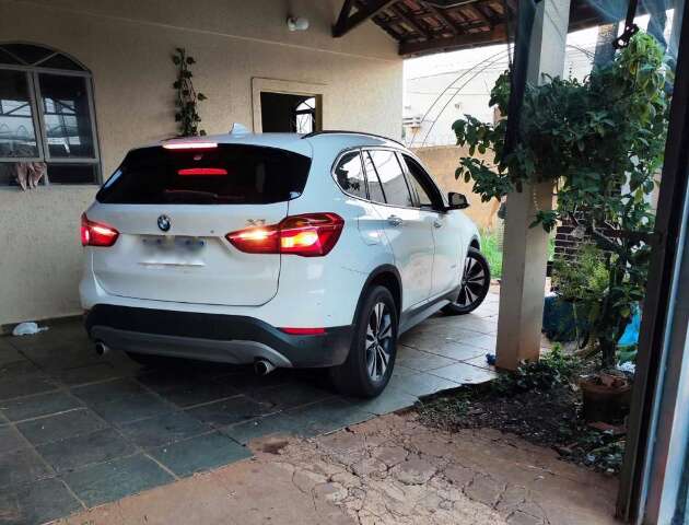 Carro de luxo roubado &eacute; encontrado na casa de garagista de Campo Grande